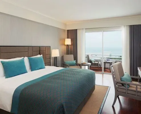 AVANI_Pattaya_AVANI_Sea_View_04_Room_King_Bed_With_View_933x439-495x400